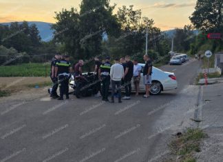 Teška nesreća u Novom Pazaru: motocikl udario u Mercedes Motocikl zaglavljen uz bočnu stranu Mercedesa E klase nakon nesreće u Novom Pazaru