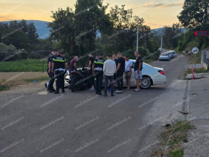 Motocikl zaglavljen uz bočnu stranu Mercedesa E klase nakon nesreće u Novom Pazaru