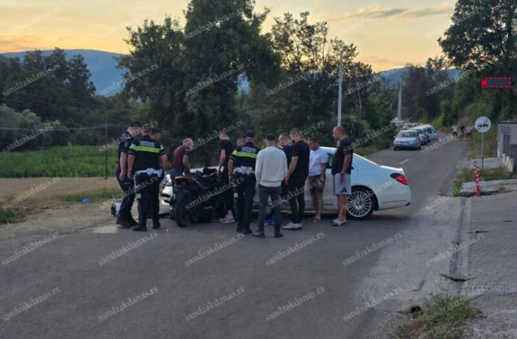 Motocikl zaglavljen uz bočnu stranu Mercedesa E klase nakon nesreće u Novom Pazaru