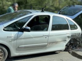Automobil zaustavljen poprečno na kolovozu nakon udesa na Ibarskoj magistrali kod restorana „Jerinin grad“.