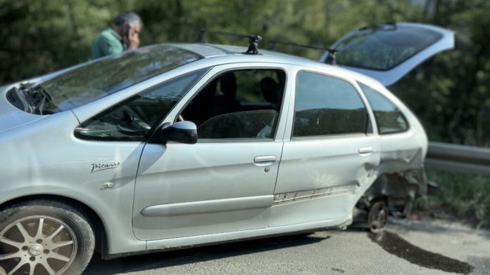 Automobil zaustavljen poprečno na kolovozu nakon udesa na Ibarskoj magistrali kod restorana „Jerinin grad“.