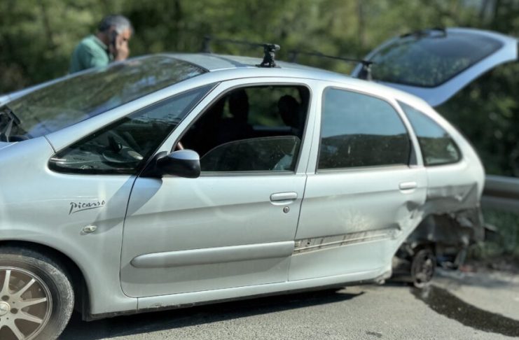 Automobil zaustavljen poprečno na kolovozu nakon udesa na Ibarskoj magistrali kod restorana „Jerinin grad“.