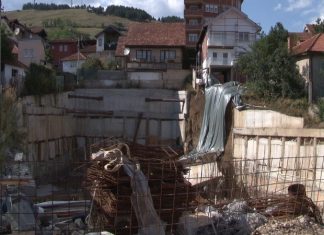 Urušio se potporni zid u Karađorđevoj u Novom Pazaru Urušeni potporni zid na gradilištu u Karađorđevoj ulici u Novom Pazaru