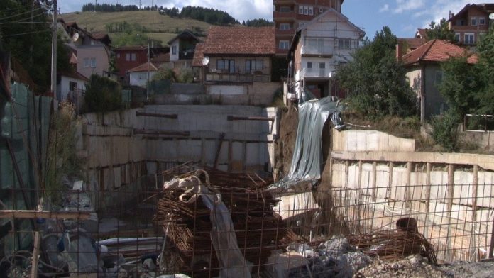 Urušeni potporni zid na gradilištu u Karađorđevoj ulici u Novom Pazaru