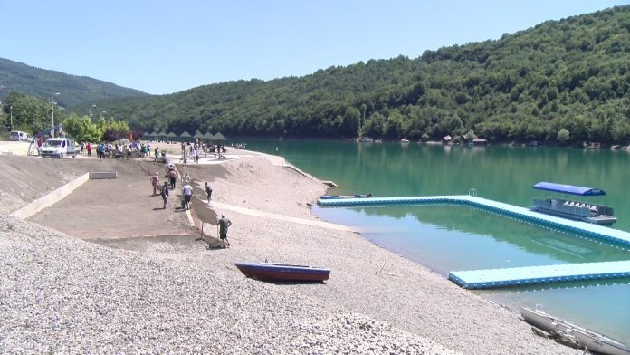 Učesnici omladinske radne akcije na jezeru Gazivode u Ribariću tokom završnih aktivnosti