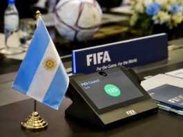 Zastava Argentine i logo FIFA u kontekstu podrške kandidaturi Đanija Infantina