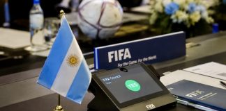 AFA podržala novi mandat Infantina za FIFA, uz osvrt na kritike Zastava Argentine i logo FIFA u kontekstu podrške kandidaturi Đanija Infantina