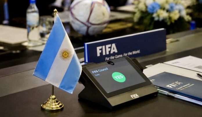 Zastava Argentine i logo FIFA u kontekstu podrške kandidaturi Đanija Infantina