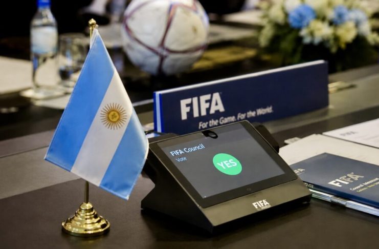 Zastava Argentine i logo FIFA u kontekstu podrške kandidaturi Đanija Infantina