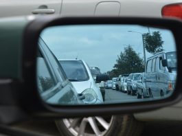 Ilustracija autoputa i kolone vozila u Srbiji pred početak školske godine
