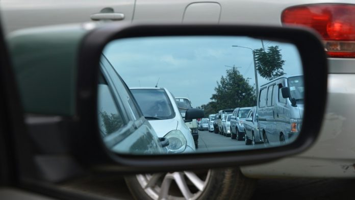 Ilustracija autoputa i kolone vozila u Srbiji pred početak školske godine