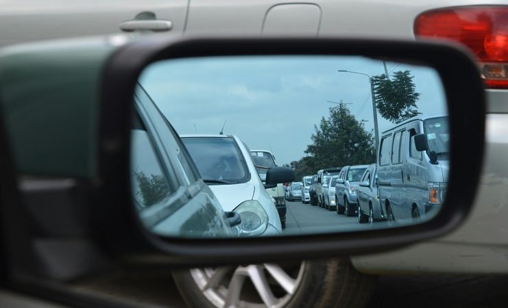 Ilustracija autoputa i kolone vozila u Srbiji pred početak školske godine