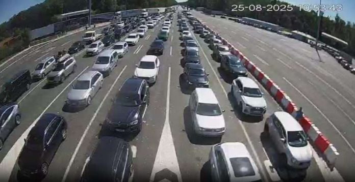 Gužva na autoputu i vozila pred graničnim prelazom tokom avgustovske sezone