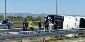 Autobus sa srpskim turistima sleteo u jarak u Bugarskoj Autobus nakon sletanja sa puta u Bugarskoj