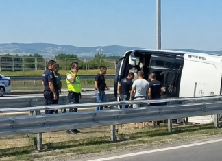 Autobus sa srpskim turistima sleteo u jarak u Bugarskoj Autobus nakon sletanja sa puta u Bugarskoj