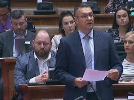 Muamer Bačevac u Narodnoj skupštini tokom rasprave o pravosudnim zakonima