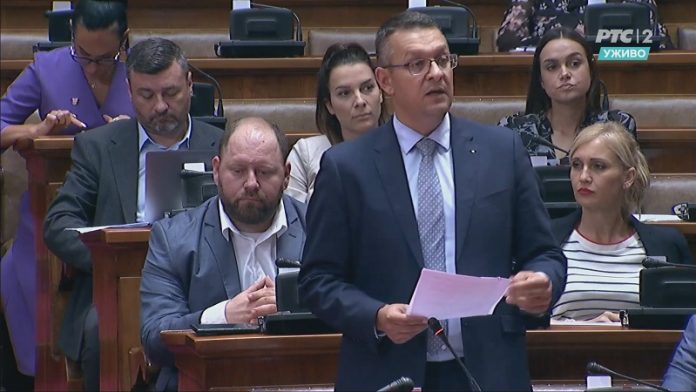 Muamer Bačevac u Narodnoj skupštini tokom rasprave o pravosudnim zakonima