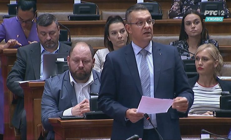Muamer Bačevac u Narodnoj skupštini tokom rasprave o pravosudnim zakonima