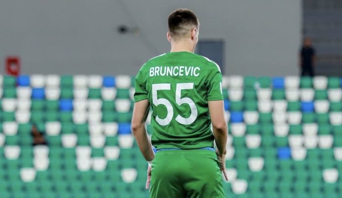 Ensar Brunčević u dresu Kattaqurgona, tokom utakmice