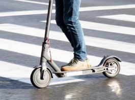 Električni trotinet na ulici, uz nova pravila za maloletnike u Crnoj Gori