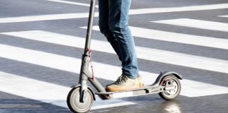 Crna Gora uvodi stroža pravila za električne trotinetе Električni trotinet na ulici, uz nova pravila za maloletnike u Crnoj Gori