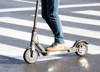 Crna Gora uvodi stroža pravila za električne trotinetе Električni trotinet na ulici, uz nova pravila za maloletnike u Crnoj Gori