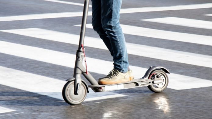 Električni trotinet na ulici, uz nova pravila za maloletnike u Crnoj Gori