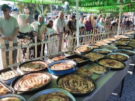 Takmičarke i posetioci na manifestaciji Dani sjeničke pite u Sjenici