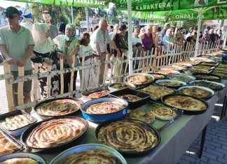 Dani sjeničke pite: 120 takmičarki, Mevluda Mahmutović najbolja Takmičarke i posetioci na manifestaciji Dani sjeničke pite u Sjenici
