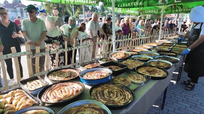 Takmičarke i posetioci na manifestaciji Dani sjeničke pite u Sjenici