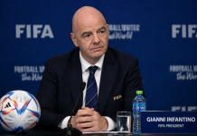 FSS povukao podršku Infantinu za novi mandat u FIFA Zastava FIFA i Fudbalskog saveza Srbije ispred fudbalskih stadiona