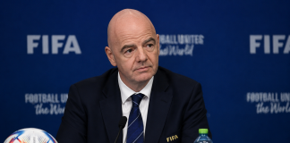 FSS povukao podršku Infantinu za novi mandat u FIFA Zastava FIFA i Fudbalskog saveza Srbije ispred fudbalskih stadiona