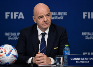FSS povukao podršku Infantinu za novi mandat u FIFA Zastava FIFA i Fudbalskog saveza Srbije ispred fudbalskih stadiona