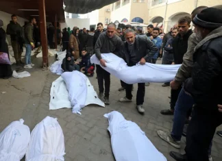 Gaza: dron ubio šest Palestinaca, više od 12 povređeno Ilustracija drona iznad grada tokom sukoba u Gazi