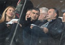 Grobari stali uz upravu Partizana: traže jedinstvo i podršku Navijači Partizana (Grobari) na tribinama tokom utakmice
