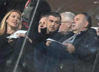 Grobari stali uz upravu Partizana: traže jedinstvo i podršku Navijači Partizana (Grobari) na tribinama tokom utakmice