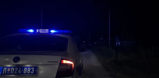 Hapšenje u Novom Pazaru: osumnjičen za krađu materijala Policijska traka ispred zgrade u Novom Pazaru, povodom hapšenja