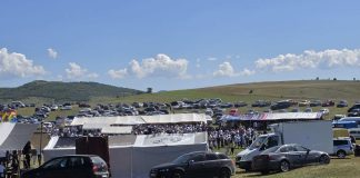 Hiljade posetilaca na Aliđunu u Braćaku na Pešteri Hiljade posetilaca na tradicionalnom vašaru Aliđun u selu Braćak na Pešterskoj visoravni