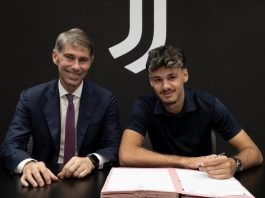 Kerim Alajbegović u dresu Juventusa nakon potpisivanja ugovora