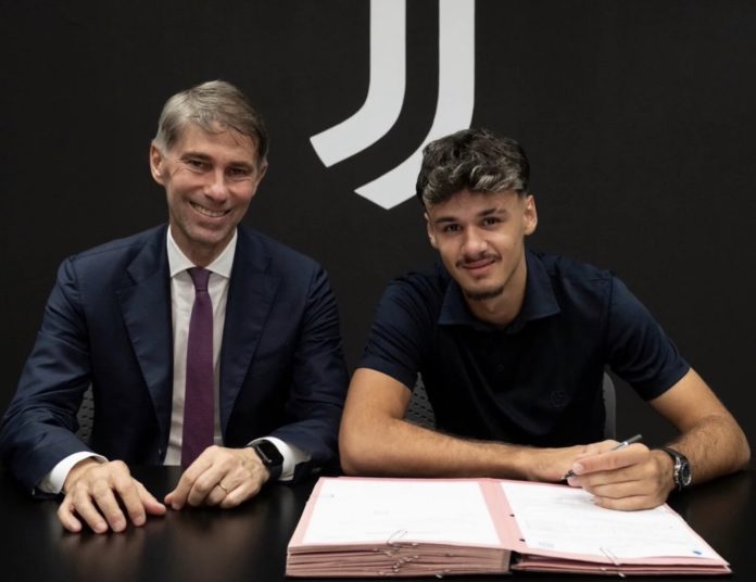 Kerim Alajbegović u dresu Juventusa nakon potpisivanja ugovora