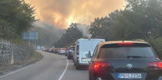 Kolone na ulazu u Crnu Goru: požari otežavaju saobraćaj Duga kolona automobila na ulazu u Crnu Goru, uz dim sa puta.