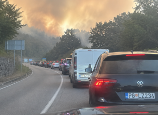 Kolone na ulazu u Crnu Goru: požari otežavaju saobraćaj Duga kolona automobila na ulazu u Crnu Goru, uz dim sa puta.