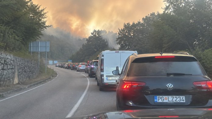 Duga kolona automobila na ulazu u Crnu Goru, uz dim sa puta.