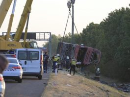Policijska i spasilačka ekipa na mjestu nesreće autobusa u Mađarskoj