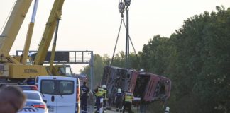 Mađarska: Autobus sleteo s puta, 12 poginulih Policijska i spasilačka ekipa na mjestu nesreće autobusa u Mađarskoj