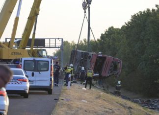 Mađarska: Autobus sleteo s puta, 12 poginulih Policijska i spasilačka ekipa na mjestu nesreće autobusa u Mađarskoj