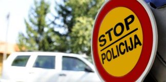 MUP pojačava kontrolu autobusa i vozača ka turističkim destinacijama Saobraćajna policija kontroliše autobus na putu tokom letnje sezone.