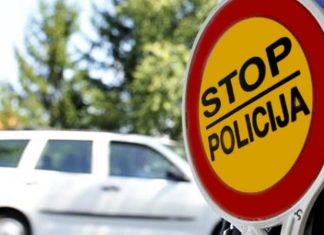 MUP pojačava kontrolu autobusa i vozača ka turističkim destinacijama Saobraćajna policija kontroliše autobus na putu tokom letnje sezone.