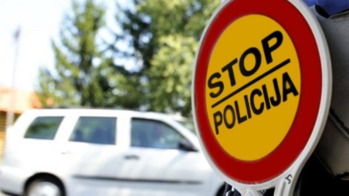 Saobraćajna policija kontroliše autobus na putu tokom letnje sezone.
