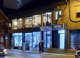 Muškarac pao sa sprata kafića u Novom Pazaru Muškarac prevezen nakon pada sa sprata kafića u Novom Pazaru